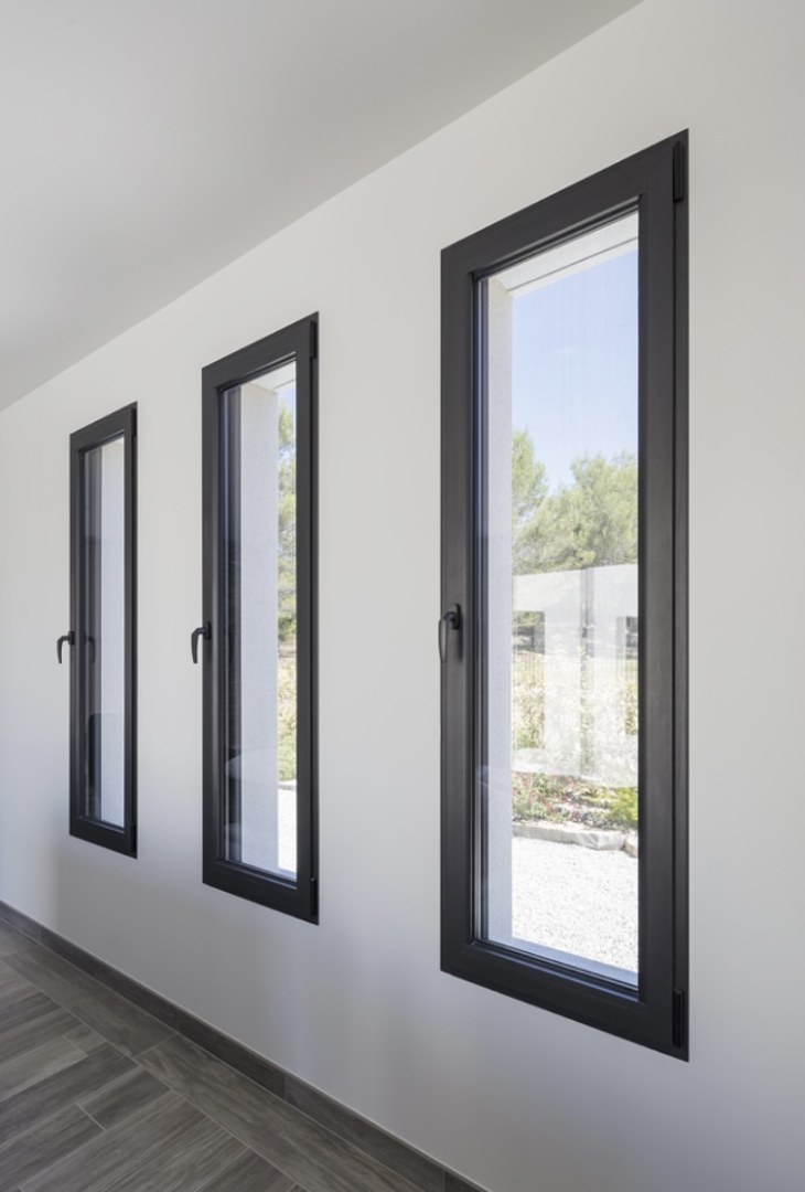 Fenêtres aluminium noires, hautes et étroites
