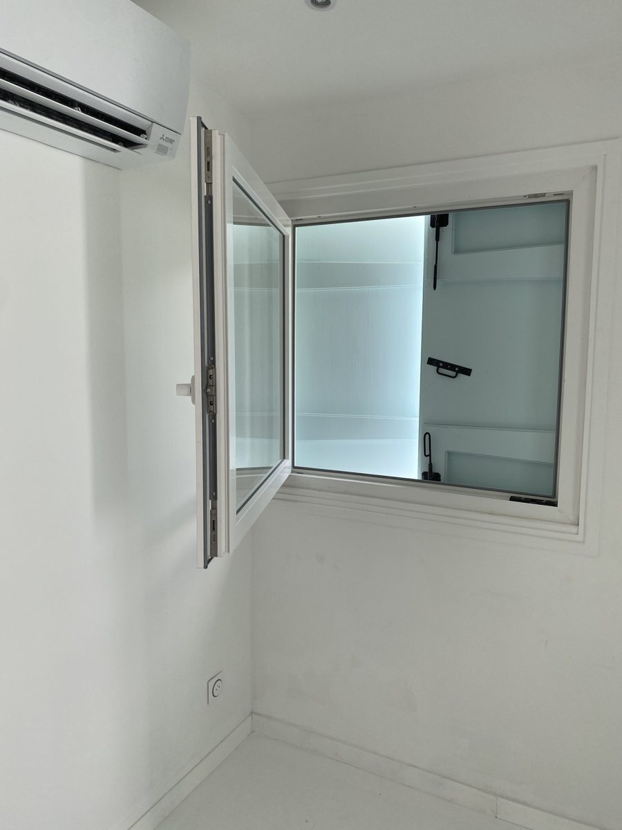 Fenêtre PVC oscillo-battante blanche en intérieur